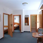 Gruener Baum מלון 3*