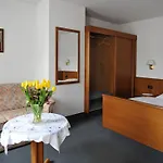 Gruener Baum מלון 3*